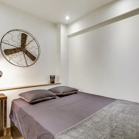Augustins Iv - Charming Studio, Seine Apartment